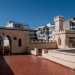 Raggiungiamo infine la vasta e incantevole terrazza che completa lappartamento, l da dove ammiriamo da vicino i fini decori di questo castello